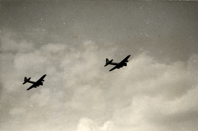 97929 Afbeelding van enkele Amerikaanse B-17 vliegtuigen boven de stad Utrecht, op weg om in het kader van de Operatie ...